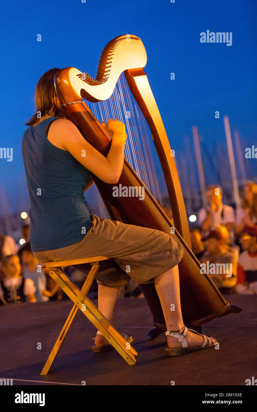 Frau spielt die Harfe Stockfoto