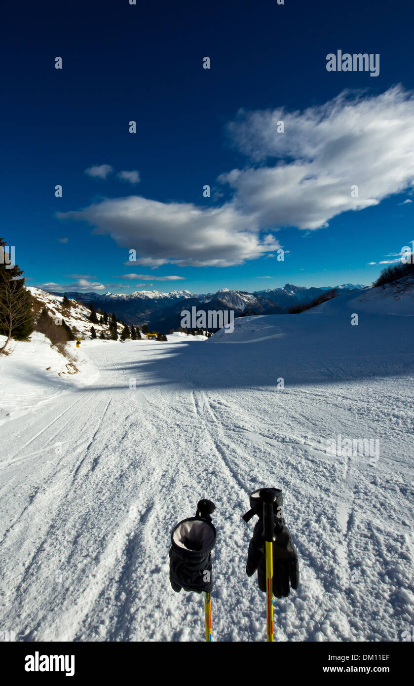 Ein Vormittag auf einer Skipiste auf Dolomiti, Italien Stockfoto