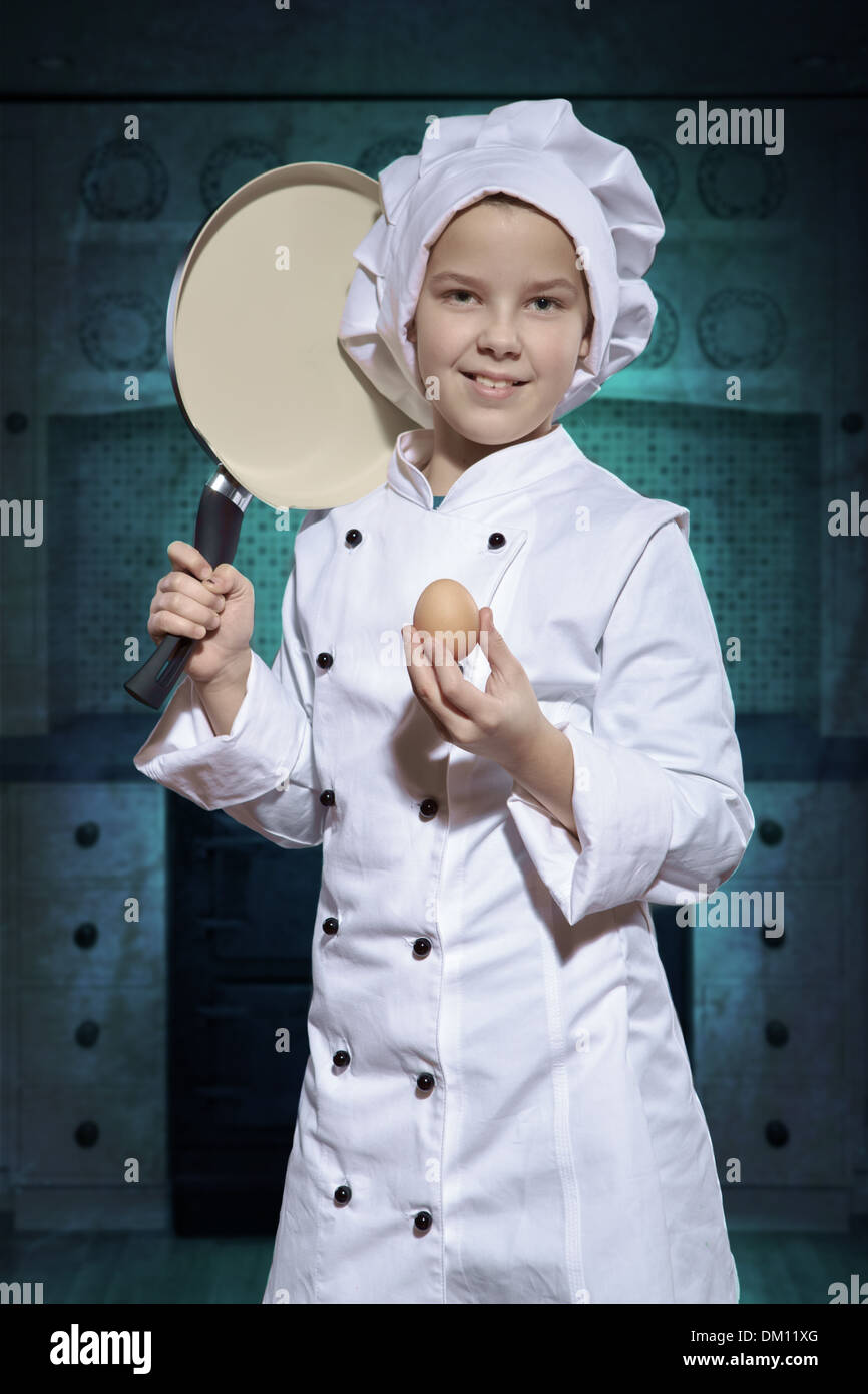 junge Köchin eine Pfanne mit Ei Stockfoto