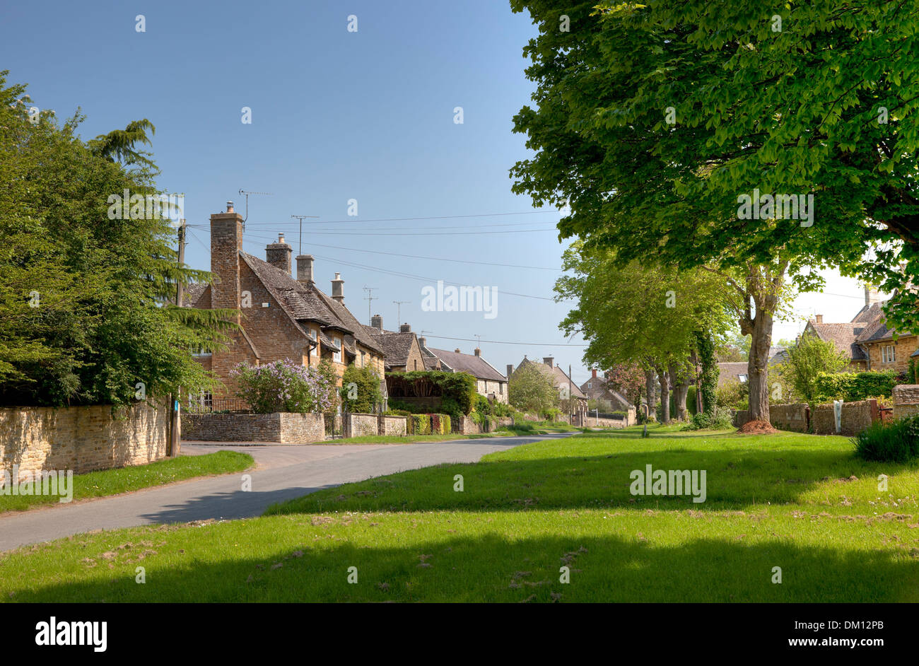 Die Cotswold Dorf von Kingham, Oxfordshire, England. Stockfoto
