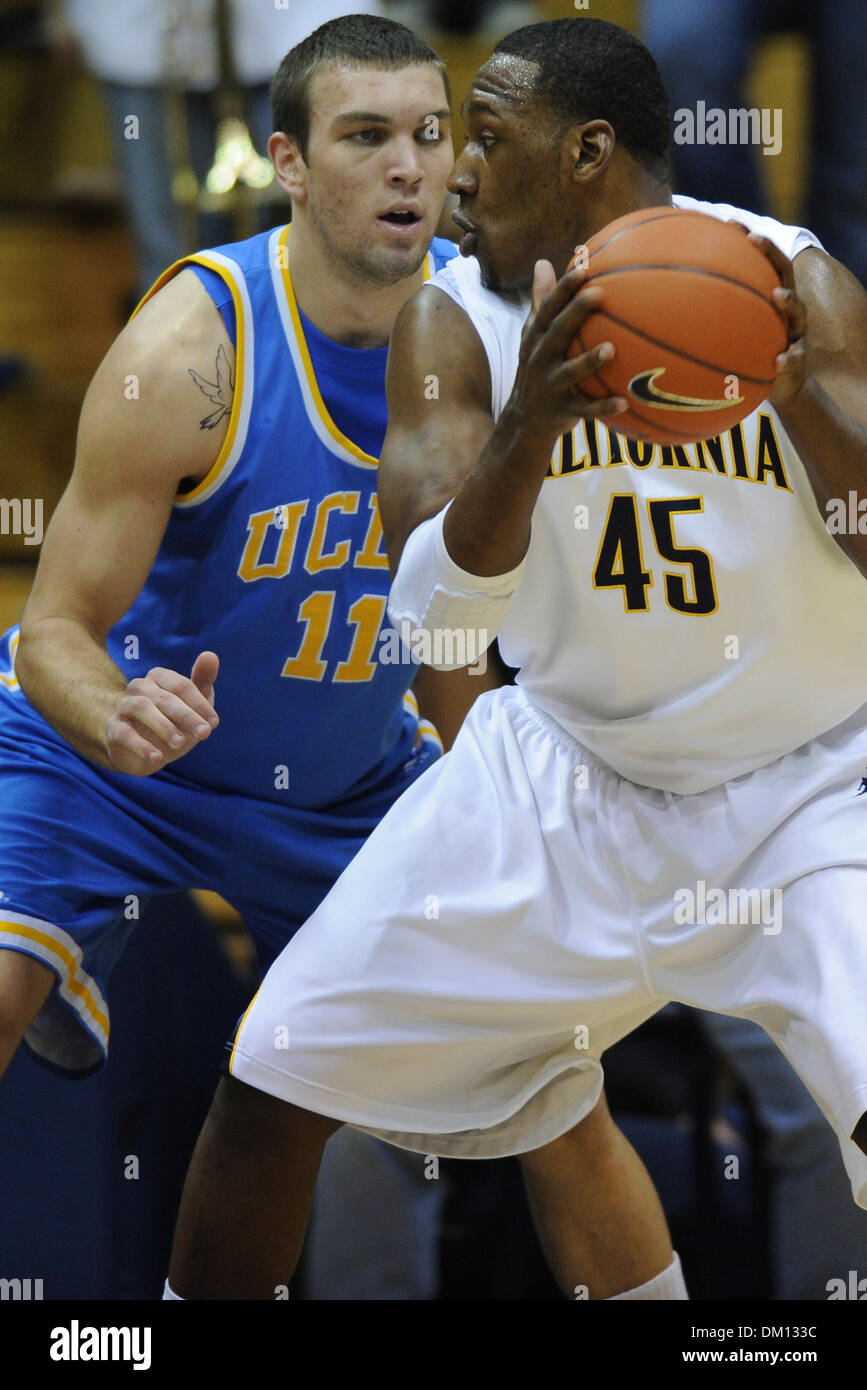 4. Januar 2010 - Berkeley, Kalifornien, USA - 6. Januar 2010: Cal JR Center Markhuri Sanders-Frison (45) hält ab UCLA FR vorwärts Reeves Nelson (11) bei der PAC-10 NCAA Basketball-Spiel zwischen den UCLA Bruins und die Cal-Bären im Haas-Pavillon in Berkeley, Kalifornien.  Nach führenden die meisten des Spiels fiel Cal UCLA 76-75 in der Overtime. (Kredit-Bild: © Matt Cohen/Southcreek Glob Stockfoto