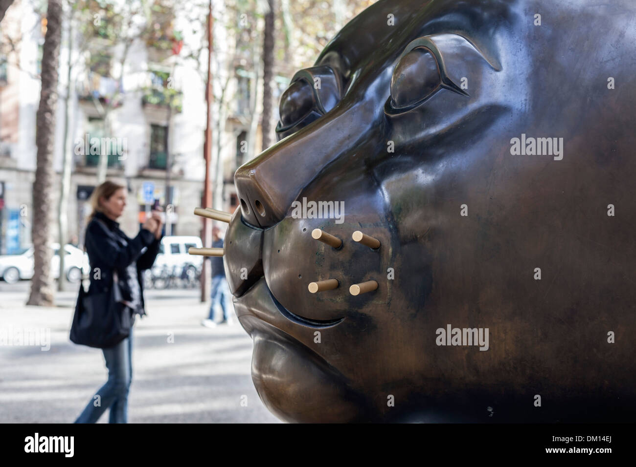 Skulptur "Gato" von Fernando Botero, befindet sich in Rambla del Raval in Barcelona. Stockfoto