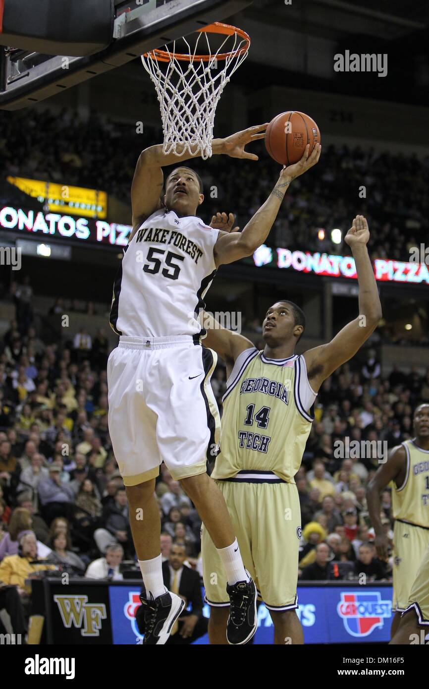 13. Februar 2010 - Winston-Salem, North Carolina, USA - 13. Februar 2010: In Spielaktion an Joel Coliseum Winston Salem North Carolina als Wake Forest Zentrum Tony Woods in den Korb geht während Georgia Tech forward Derrick Gefälligkeiten zu verteidigen versucht. Bei der Hälfte seiner vertraglich gebundenen bei 37. (Kredit-Bild: © Jim Dedmon/Southcreek Global/ZUMApress.com) Stockfoto