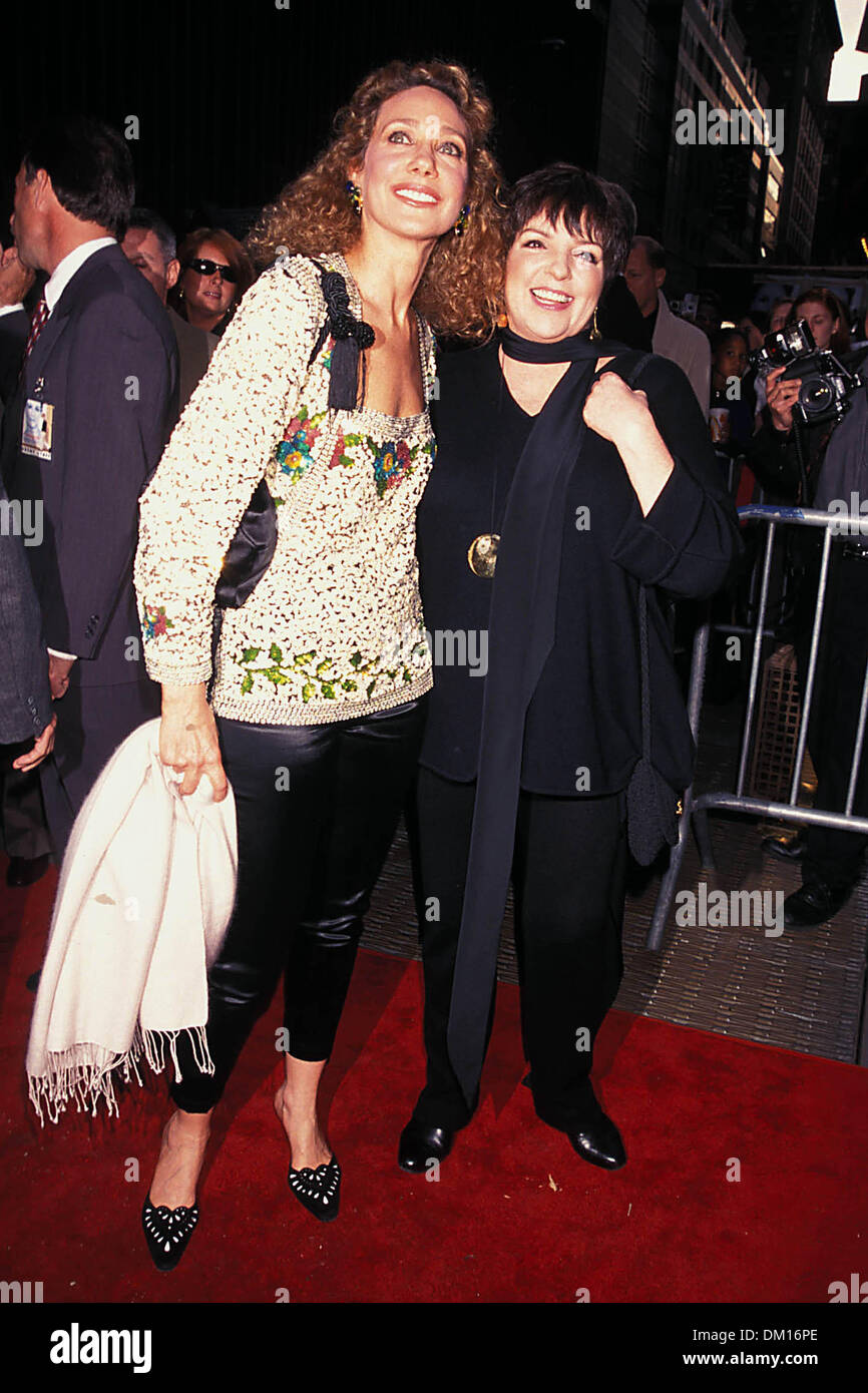 13. Mai 1999 - K156926AR.'' NOTTING HILL'' PREMIERE. DIE ZIEGFELD THEATER NYC.05/13/1999.MARIS EIN BERENSON & LIZA MINNELLI. ANDREA RENAULT / 1999 (Kredit-Bild: © Globe Photos/ZUMAPRESS.com) Stockfoto