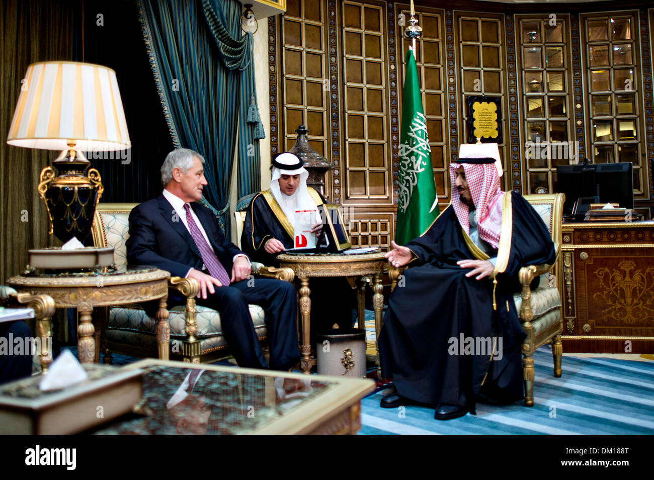US-Verteidigungsminister Chuck Hagel trifft mit Saudi-arabischen Minister für Verteidigung Krone Prinz Salman bin Abdulaziz 9. Dezember 2013 in Riyadh, Saudi Arabien. Stockfoto