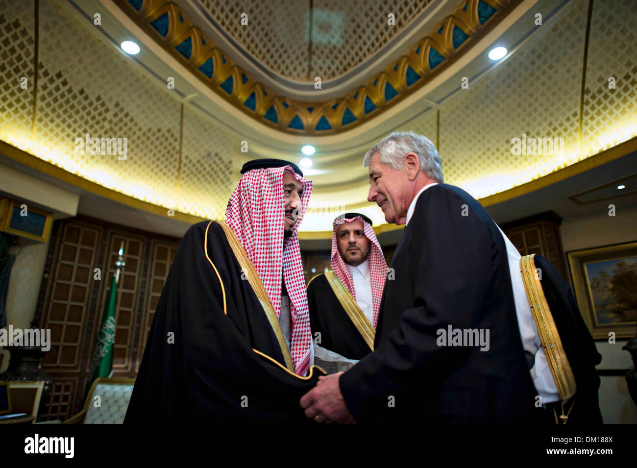 US-Verteidigungsminister Chuck Hagel grüßt Saudi-arabischen Minister für Verteidigung Krone Prinz Salman bin Abdulaziz 9. Dezember 2013 in Riyadh, Saudi Arabien. Stockfoto