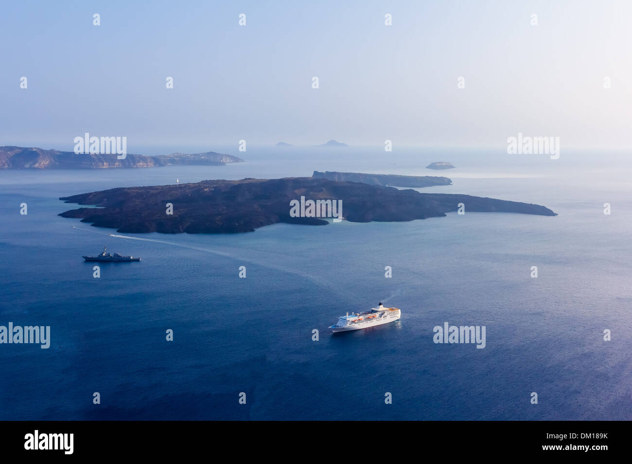 Die Vulkaninsel Nea Kameni in Santorini Griechenland mit Schiffe von einem Höhepunkt der Ansicht vorne fotografiert Stockfoto