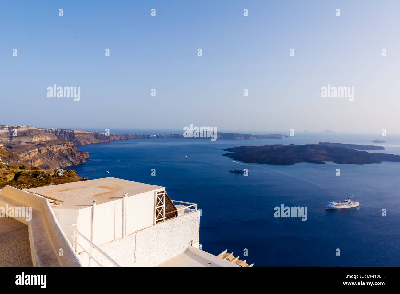 Die Vulkaninsel Nea Kameni in Santorini Griechenland mit Schiffe von einem Höhepunkt der Ansicht vorne fotografiert Stockfoto