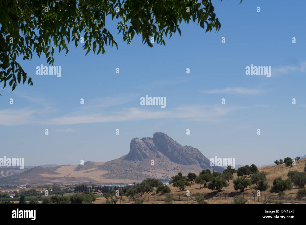 Ungewöhnliche natürliche Felsformation in der Nähe von Antequera, Andalusien, Spanien. Sieht aus wie ein Indianerhäuptling Gesicht hinlegen. Stockfoto