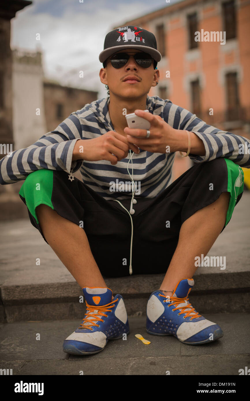 Jugend mit dem Handy in Quito, Ecuador. Stockfoto