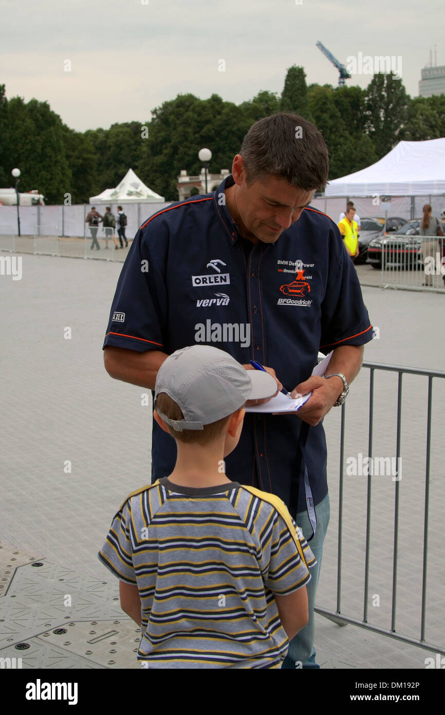 Warschau, Polen - 18. Juni 2011: Krzysztof Cholowczyc polnische Rallye-Fahrer und MEP Autogramme in Warschau am 18. Juni 2011 Stockfoto