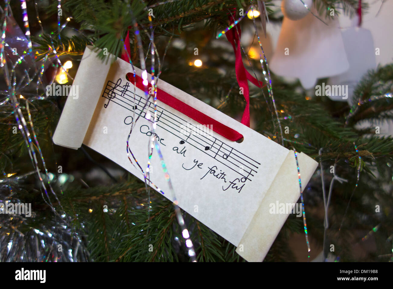 O Come All Ye Gläubigen: Christmas Carol songtexte Weihnachtsbaum Dekoration. Stockfoto