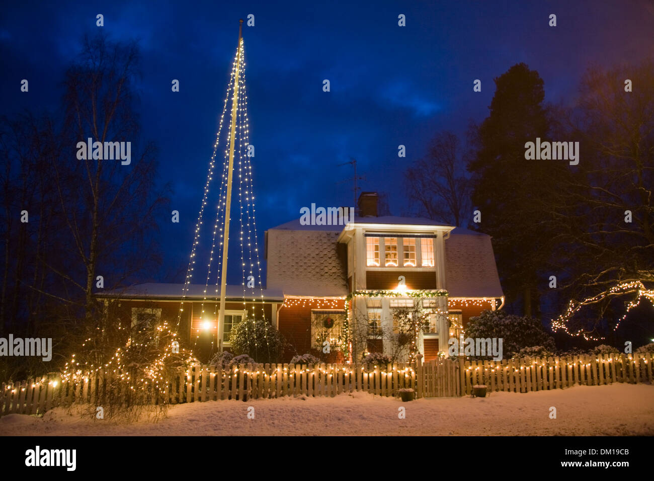 Haus Weihnachten Geist blau Winter beleuchtet am Abend Schweden Stockfoto