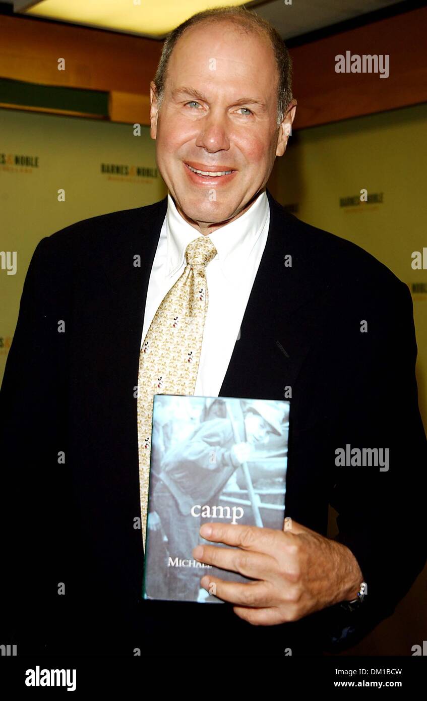 3. November 2001 - K43687AR. MICHAEL EISNER SIGNIERSTUNDE '' CAMP '' BEI BARNES AND NOBLE IM ROCKEFELLER CENTER IN NEW YORK CITY.6 / 13 / 2005. ANDREA RENAULT - 2005. (Kredit-Bild: © Globe Photos/ZUMAPRESS.com) Stockfoto