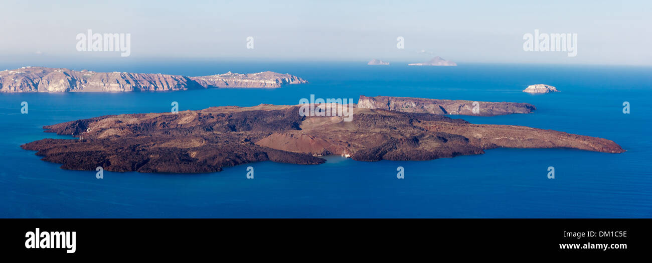 Die Vulkaninsel Nea Kameni in Santorini Griechenland mit Schiffe von einem Höhepunkt der Ansicht vorne fotografiert Stockfoto