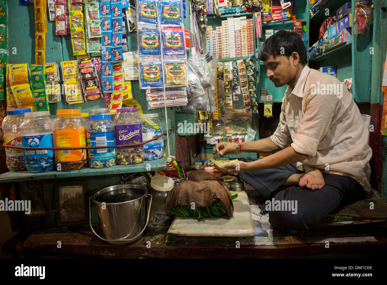 Ladenbesitzer in Kalkutta (Kolkatata), Indien. Stockfoto