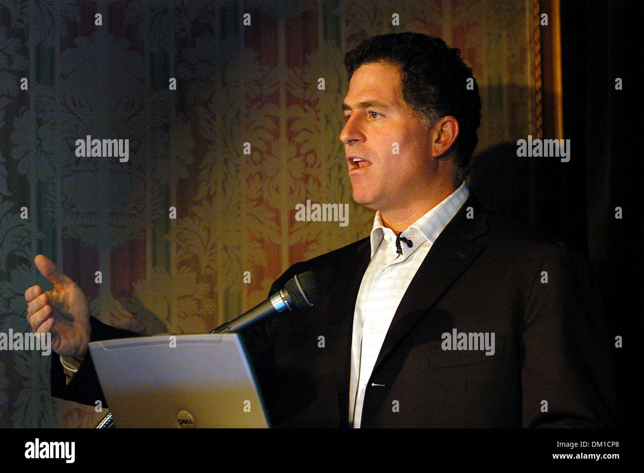 14. August 2002 -. K45324AR. MICHAEL DELL, PRESSEKONFERENZ, DIE NEUESTEN COMPUTER UND FERNSEHEN VON DELL ZU ENTHÜLLEN. . THE RITZ-CARLTON NEW YORK CITY. .09-28-2005. ANDREA RENAULT / 2005. (Kredit-Bild: © Globe Photos/ZUMAPRESS.com) Stockfoto