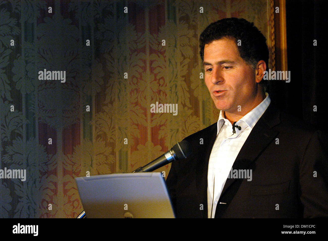 14. August 2002 -. K45324AR. MICHAEL DELL, PRESSEKONFERENZ, DIE NEUESTEN COMPUTER UND FERNSEHEN VON DELL ZU ENTHÜLLEN. . THE RITZ-CARLTON NEW YORK CITY. .09-28-2005. ANDREA RENAULT / 2005. (Kredit-Bild: © Globe Photos/ZUMAPRESS.com) Stockfoto