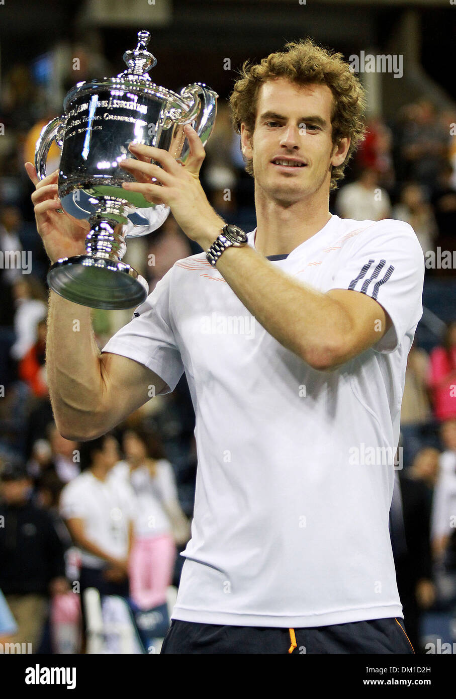 Andy Murray (Schottland) wirft uns Open Trophy US Open 2012 Herren Finale - Novak Djokovic (Serbien) gegen Andy Murray (Schottland)- Stockfoto