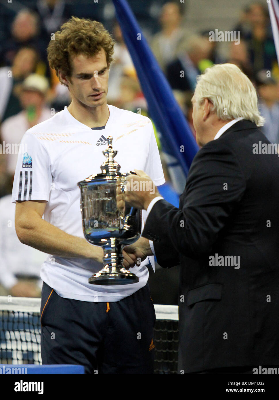 Andy Murray (Schottland) wird mit US Open präsentiert Trophäe US Open 2012 Herren Finale - Novak Djokovic (Serbien) gegen Andy Murray Stockfoto