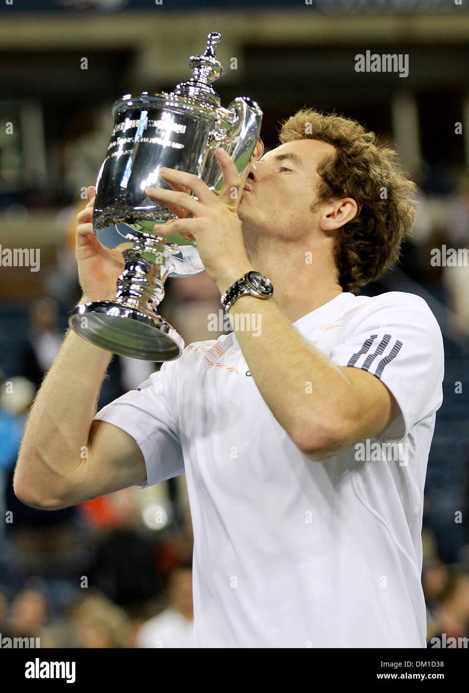 Andy Murray (Schottland) küsst uns Open Trophy US Open 2012 Herren Finale - Novak Djokovic (Serbien) gegen Andy Murray (Schottland)- Stockfoto