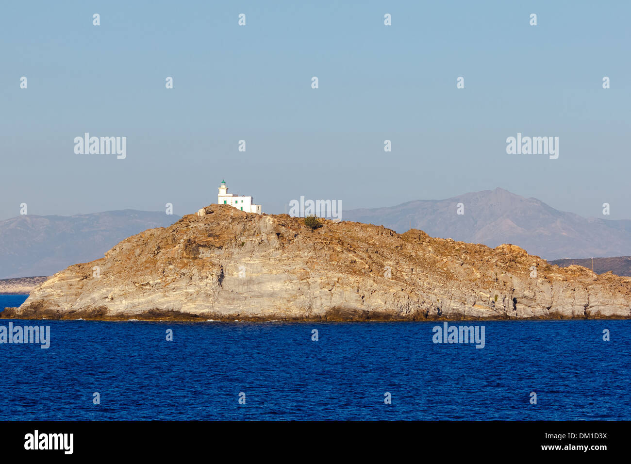 Typische traditionelle Leuchtturm auf einer kleinen Insel in der Nähe von Paros in Griechenland Stockfoto