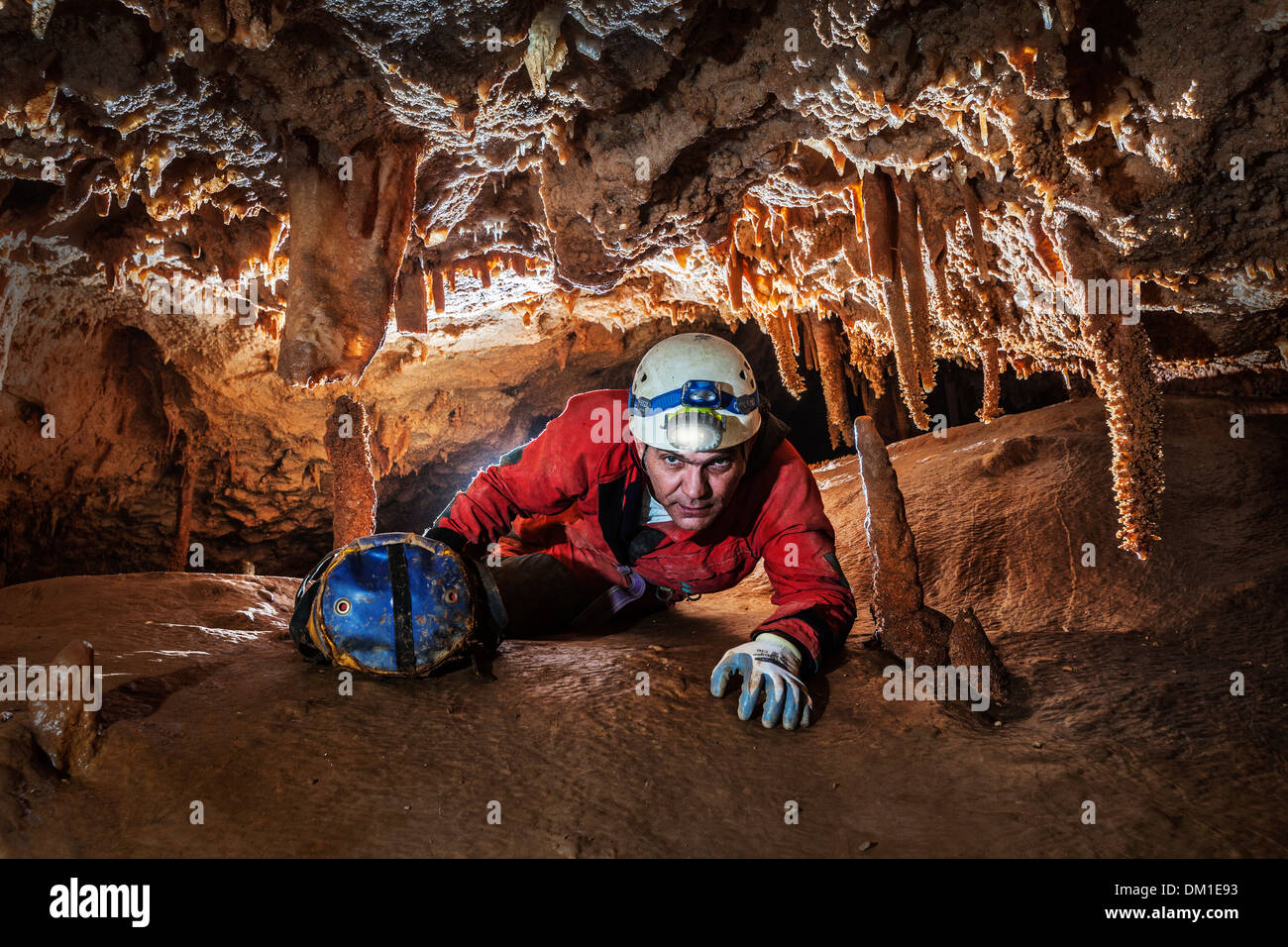 Mann, die kriechen in einer Höhle in Italien Stockfoto