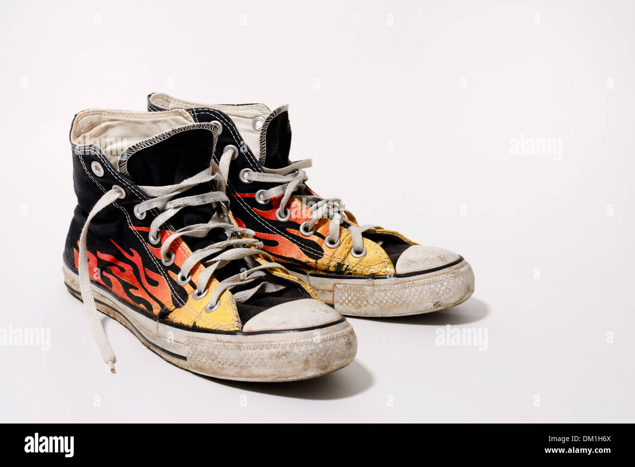 Abgenutzt und schmutzig Converse All Star Schuhe isoliert auf weißem Hintergrund Stockfoto