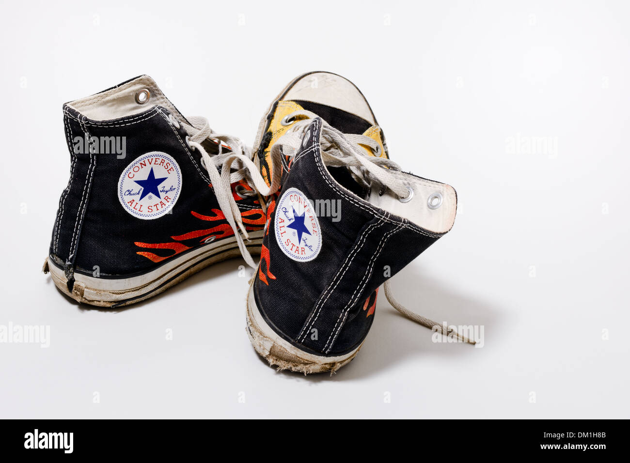 Abgenutzt und schmutzig Converse All Star Schuhe isoliert auf weißem  Hintergrund Stockfotografie - Alamy