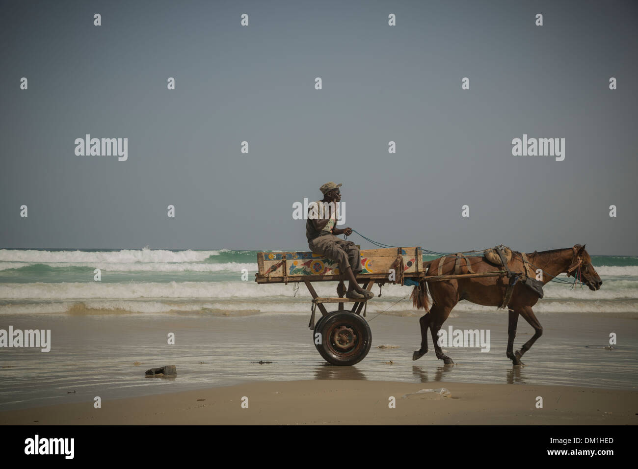 Pferd - gezogenen Wagen auf Yaf Strand - Dakar, Senegal. Stockfoto