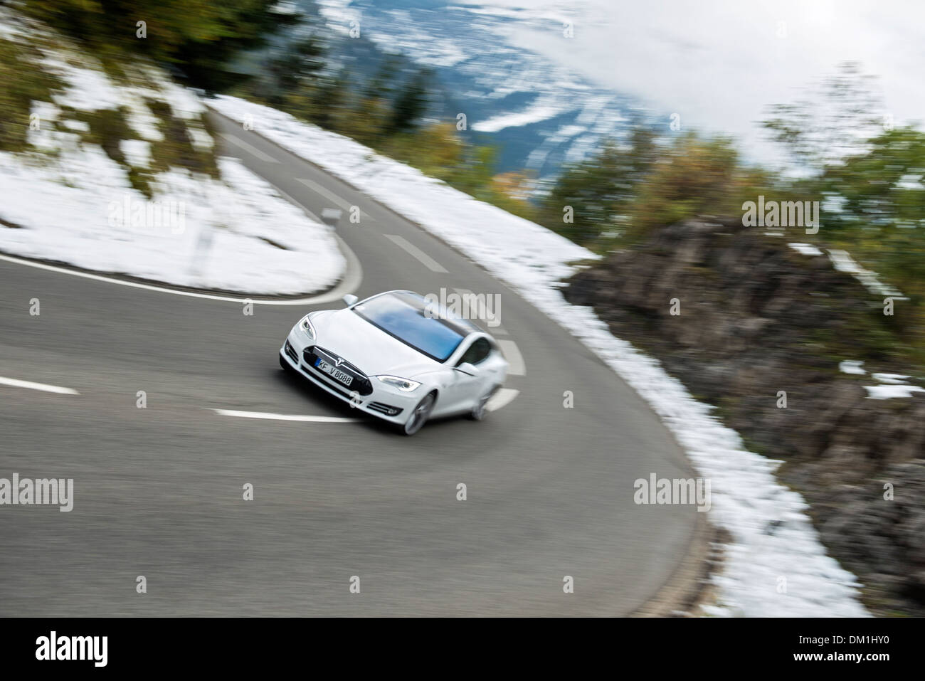 Tesla modekl s-Sport - Auto, Bayerische Alpen, Deutschland Stockfoto