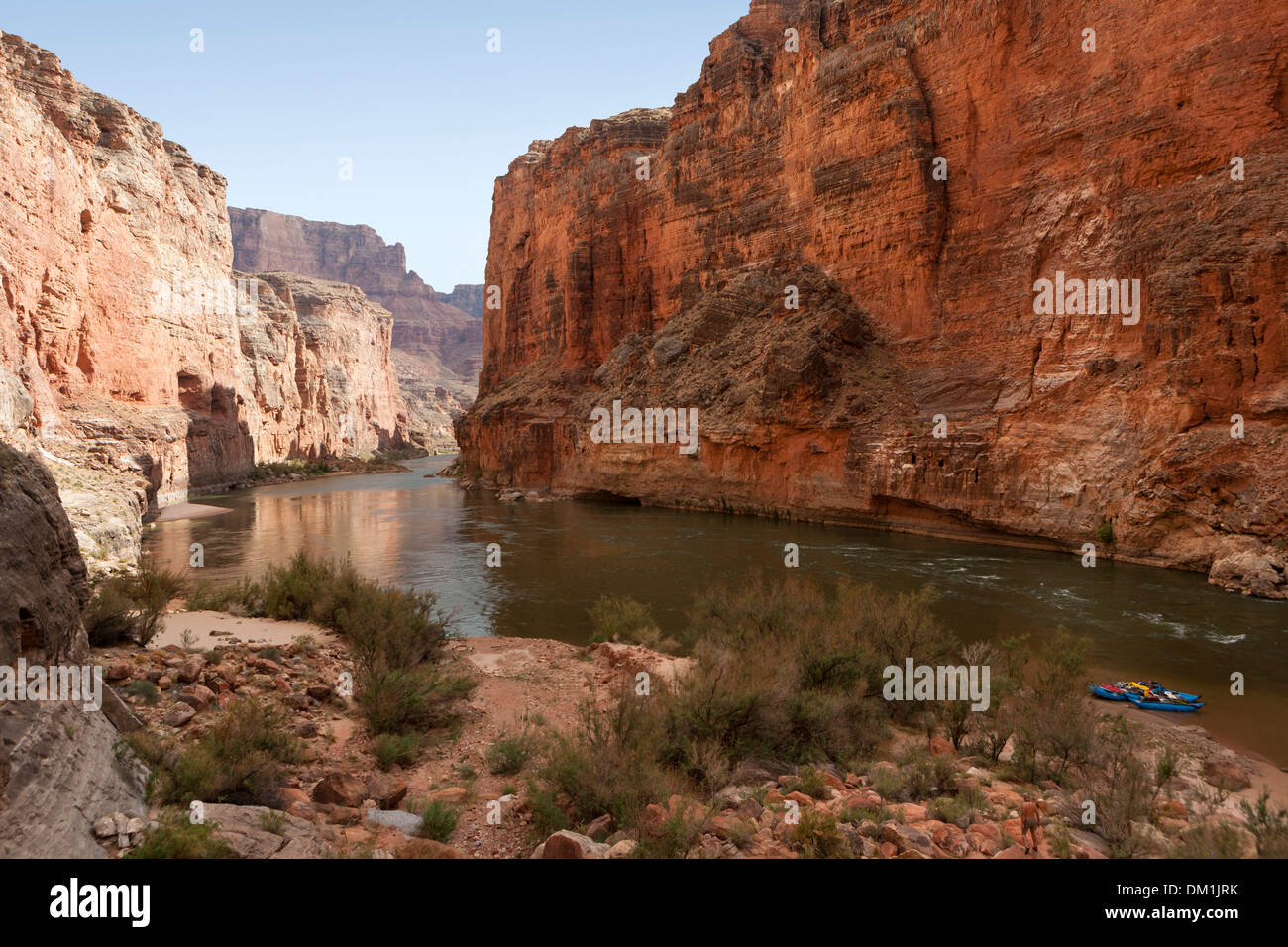 Ein paar Flöße an Ufer im Bereich des Grand Canyon Redwall gebunden. Stockfoto