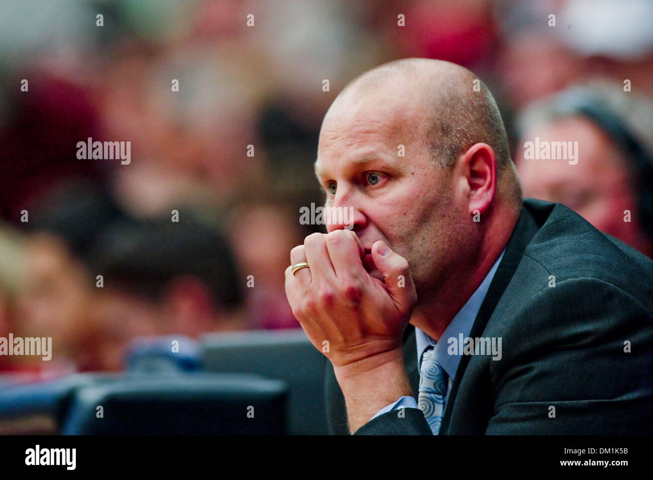 Gonzaga Cheftrainer Kelly Graves während der Spielaktion im Ahorn-Pavillon in Stanford, Kalifornien auf Sonntag, 29. November 2009. Gonzaga Bulldogs verlor gegen den Stanford Cardinals 105 bis 74. (Kredit-Bild: © Konsta Goumenidis/Southcreek Global/ZUMApress.com) Stockfoto