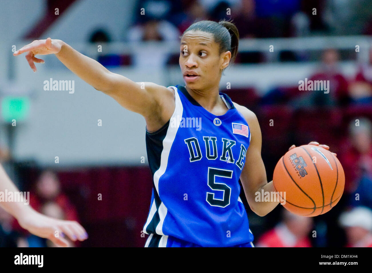 Herzog bewachen Jasmine Thomas (5) während der Spielaktion im Ahorn-Pavillon in Stanford, Kalifornien auf Dienstag, 15. Dezember 2009. Die Duke Blue Devils verloren gegen die Stanford Cardinals 71 55. (Kredit-Bild: © Konsta Goumenidis/Southcreek Global/ZUMApress.com) Stockfoto