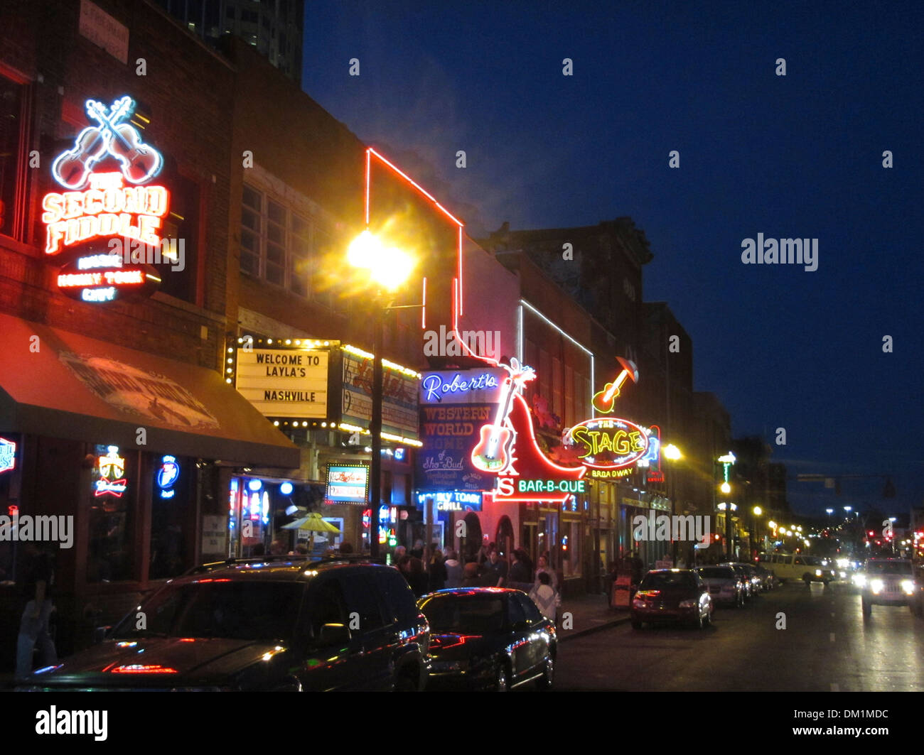 Honky Tonk Bars und Clubs Linie Broadway in der Innenstadt von Nashville, Tennessee Stockfoto
