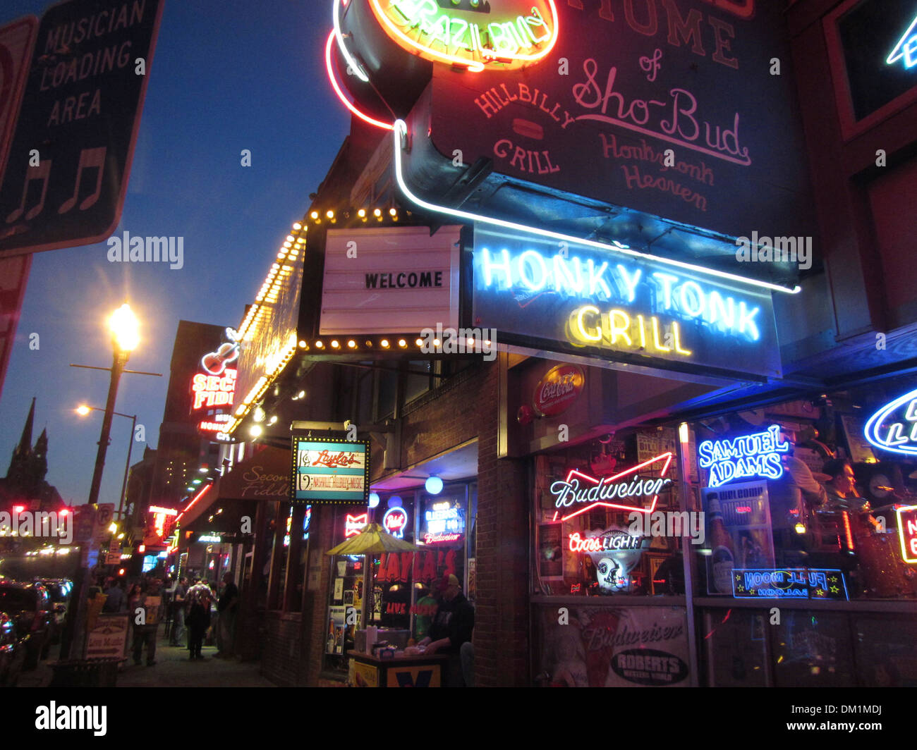 Außenseite des Honky Tonk Bars, Lounges und Clubs und ihre Neon Schilder am Broadway in der Innenstadt von Nashville Tennessee. Stockfoto