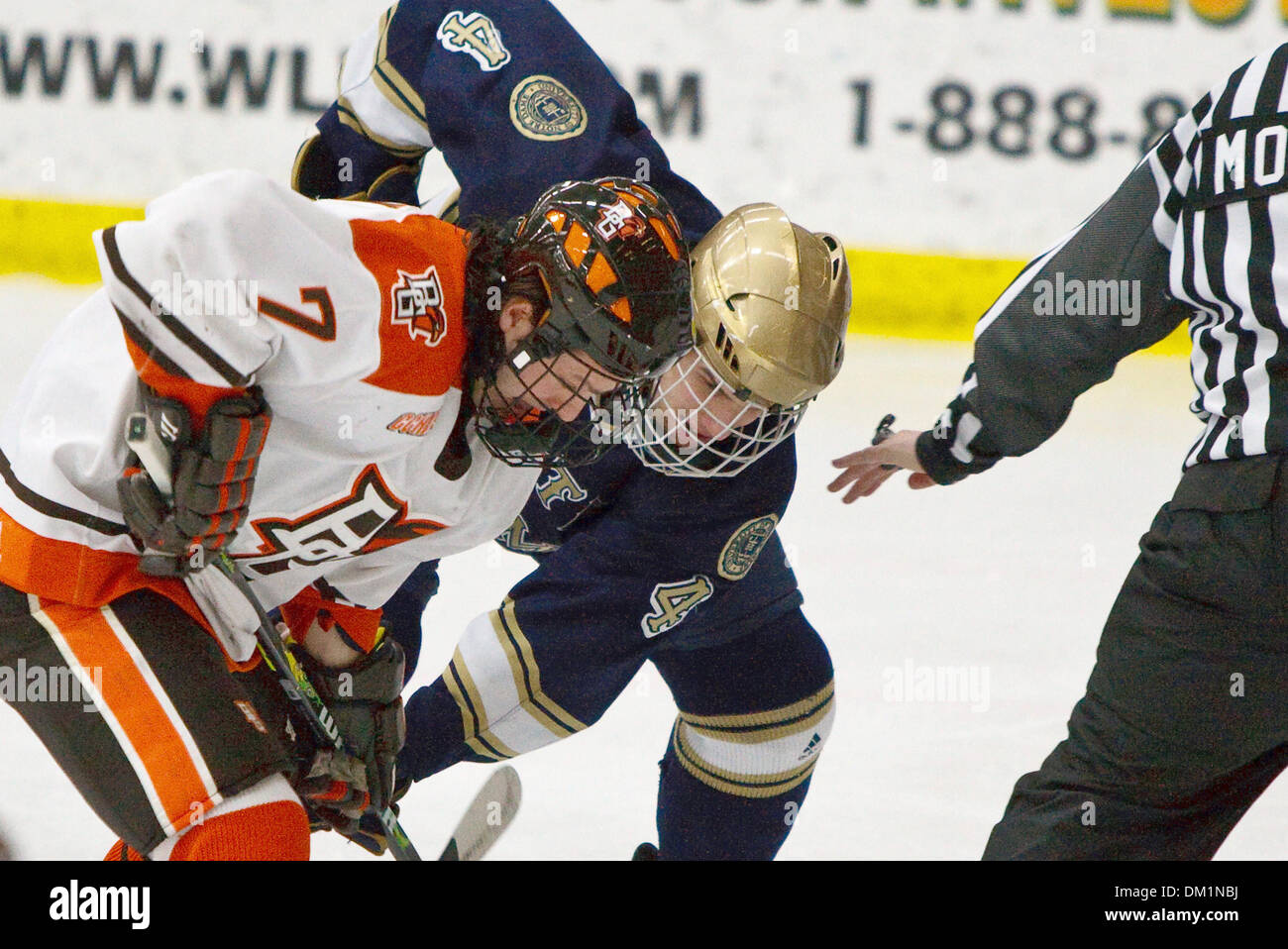 Notre Dame center Riley Sheahan (4) und Bowling Green center James Perkin (7) während der Spielaktion.  Bowling Green besiegte Notre Dame 2: 1 bei einem plötzlichen Tod Schusswechsel, nachdem beide Teams am Ende der Überstunden in der BGSU Ice Arena in Bowling Green, Ohio 1-1 gebunden waren. (Kredit-Bild: © Scott Grau/Southcreek Global/ZUMApress.com) Stockfoto