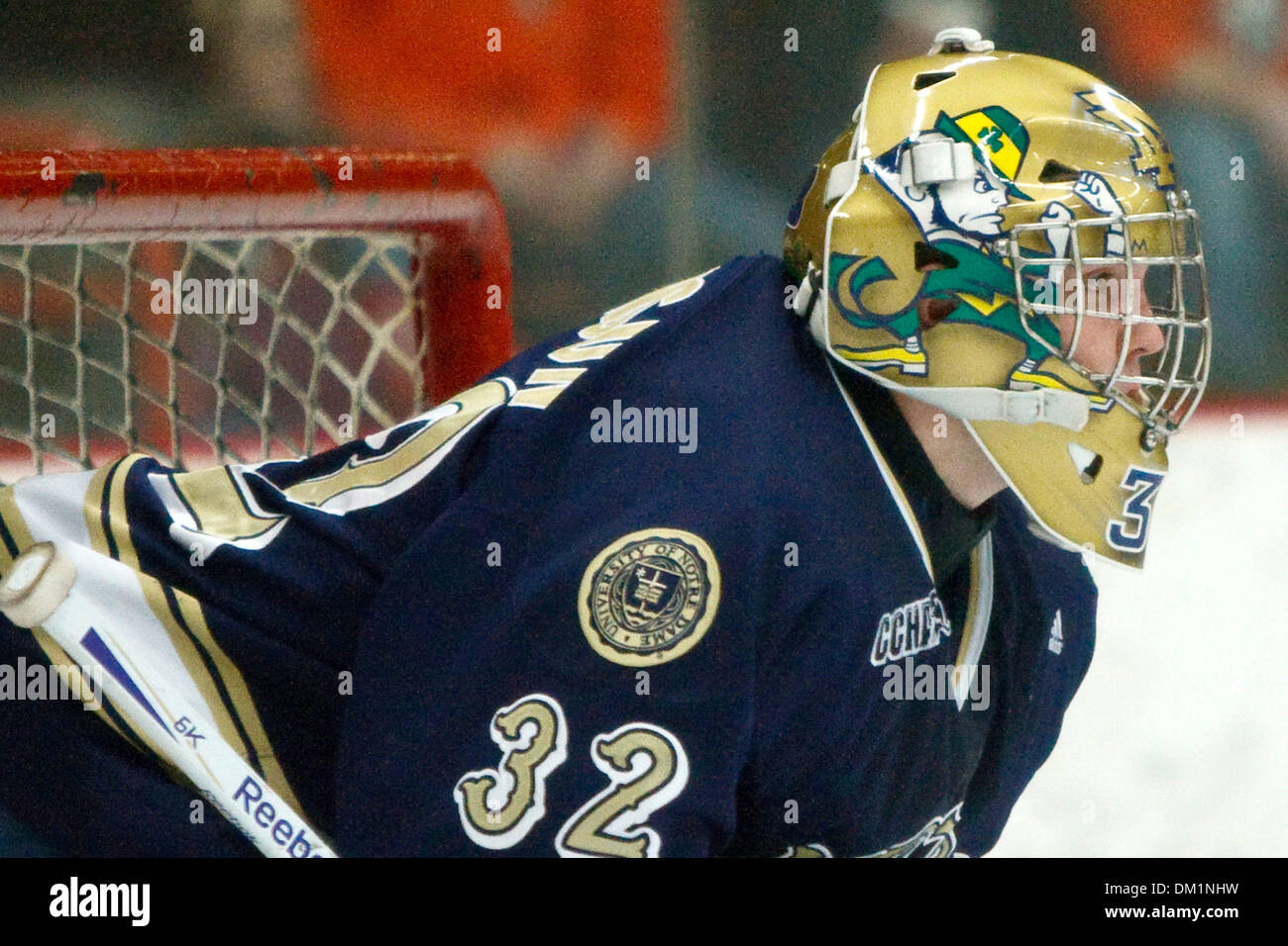 Notre Dame-Goalie Mike Johnson (32) während der zweiten Periode Spielaktion.  Bowling Green besiegte Notre Dame 2: 1 bei einem plötzlichen Tod Schusswechsel, nachdem beide Teams am Ende der Überstunden in der BGSU Ice Arena in Bowling Green, Ohio 1-1 gebunden waren. (Kredit-Bild: © Scott Grau/Southcreek Global/ZUMApress.com) Stockfoto