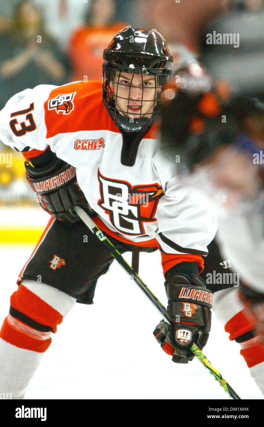 Bowling Green Linksaußen Nathan Pageau (13) während der Spielaktion.  Bowling Green besiegte Notre Dame 2: 1 bei einem plötzlichen Tod Schusswechsel, nachdem beide Teams am Ende der Überstunden in der BGSU Ice Arena in Bowling Green, Ohio 1-1 gebunden waren. (Kredit-Bild: © Scott Grau/Southcreek Global/ZUMApress.com) Stockfoto