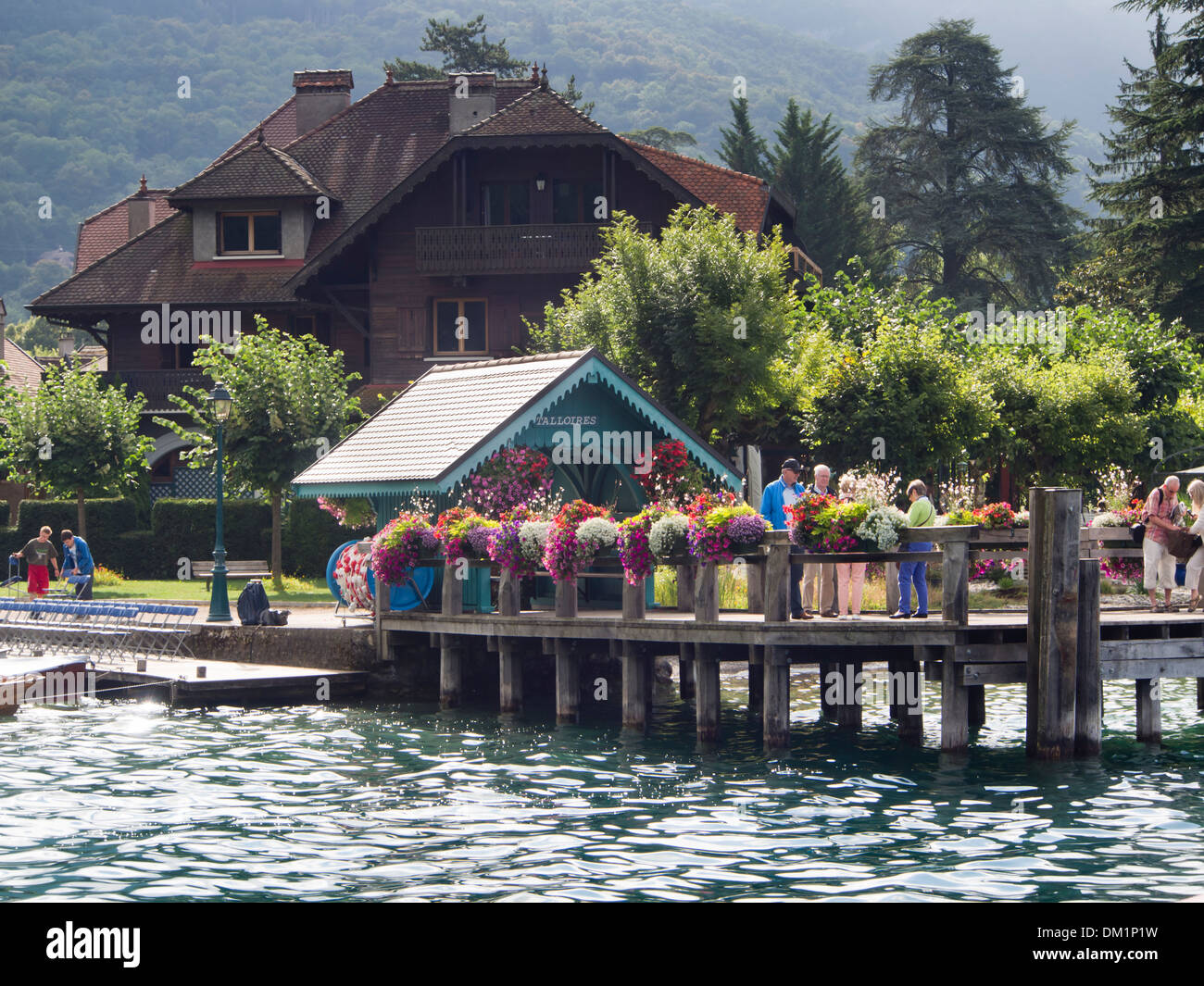 Die Schiffsanlegestelle in Talloires am Lac d ' Annecy in Frankreich, besuchte am Sightseeing-Touren von Annecy, Blume dekoriert pier Stockfoto