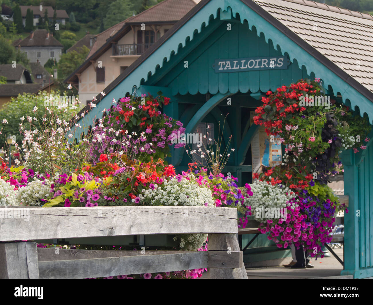 Die Schiffsanlegestelle in Talloires am Lac d ' Annecy in Frankreich, besuchte am Sightseeing-Touren von Annecy, Blume dekoriert pier Stockfoto