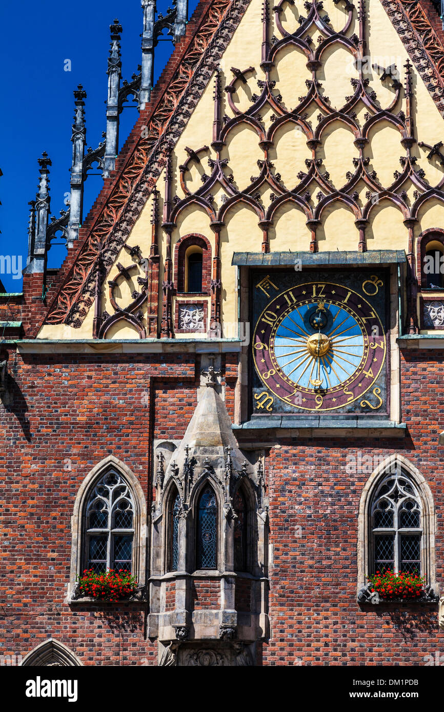 Teil der Ostwand des neugotischen Rathaus oder Ratusz Breslauer Markt Platz. Stockfoto