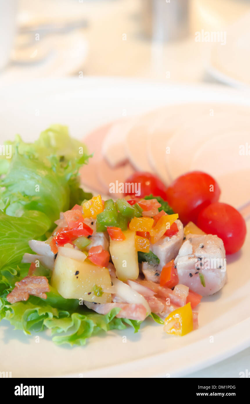 Nahaufnahme Mix Obst Salat und frisches Gemüse mit sauce Stockfoto