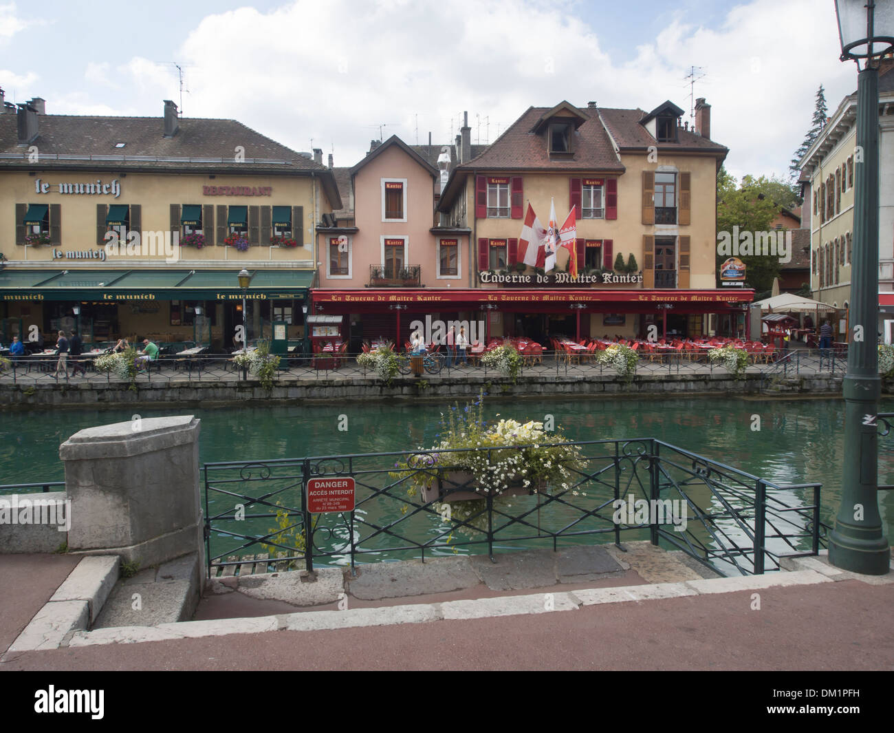 Die Altstadt in Annecy Frankreich, eine Mischung aus alten malerischen Häuser, Kanäle und Brücken Restaurants Blumen im Sommer Stockfoto