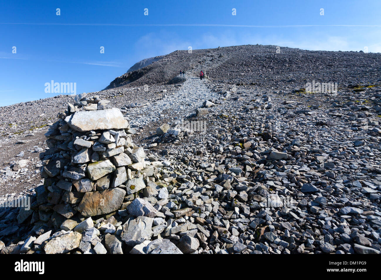 Ben Nevis in die schottischen Highlands, das Pony track Fußweg, von Rock Cairns gekennzeichnet, nähert sich der Gipfel mit leichter Bewölkung in der Ferne. Stockfoto