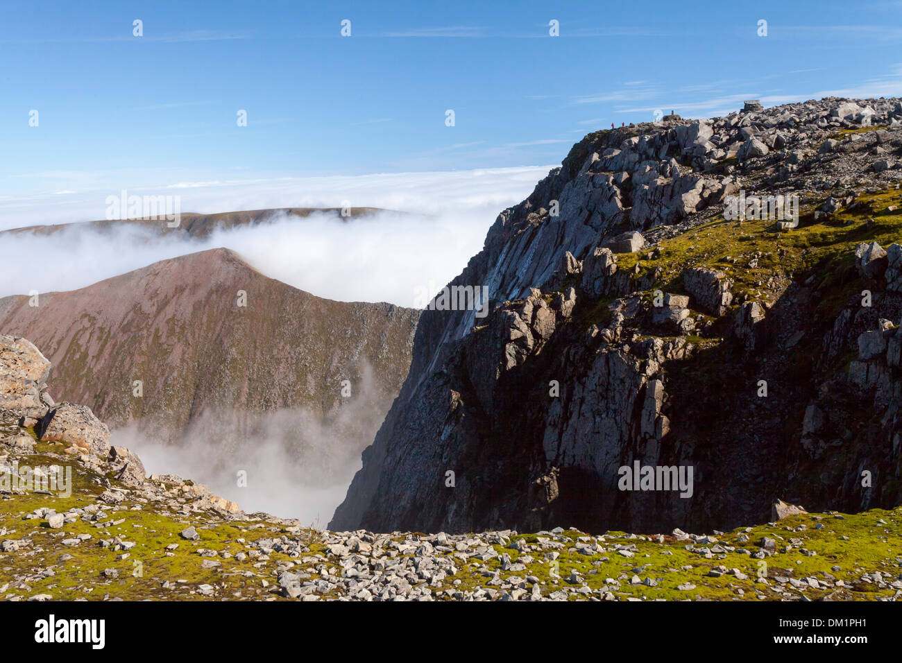 Der Gipfel des Ben Nevis mit Gipfel Cairn, trigonometrischen Punkt und Notunterkunft sichtbar. Càrn Mòr Dearg Arete im Mittelgrund Stockfoto
