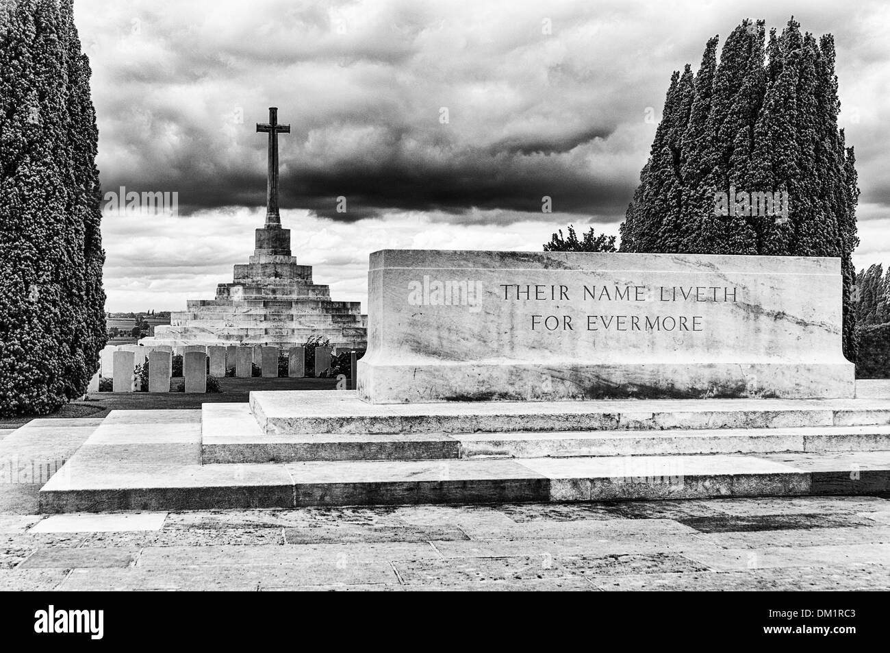 Altar und Kreuz des Gedenkens am Tyne Cot War Cemetery in der Nähe von Ypern in Belgien Stockfoto