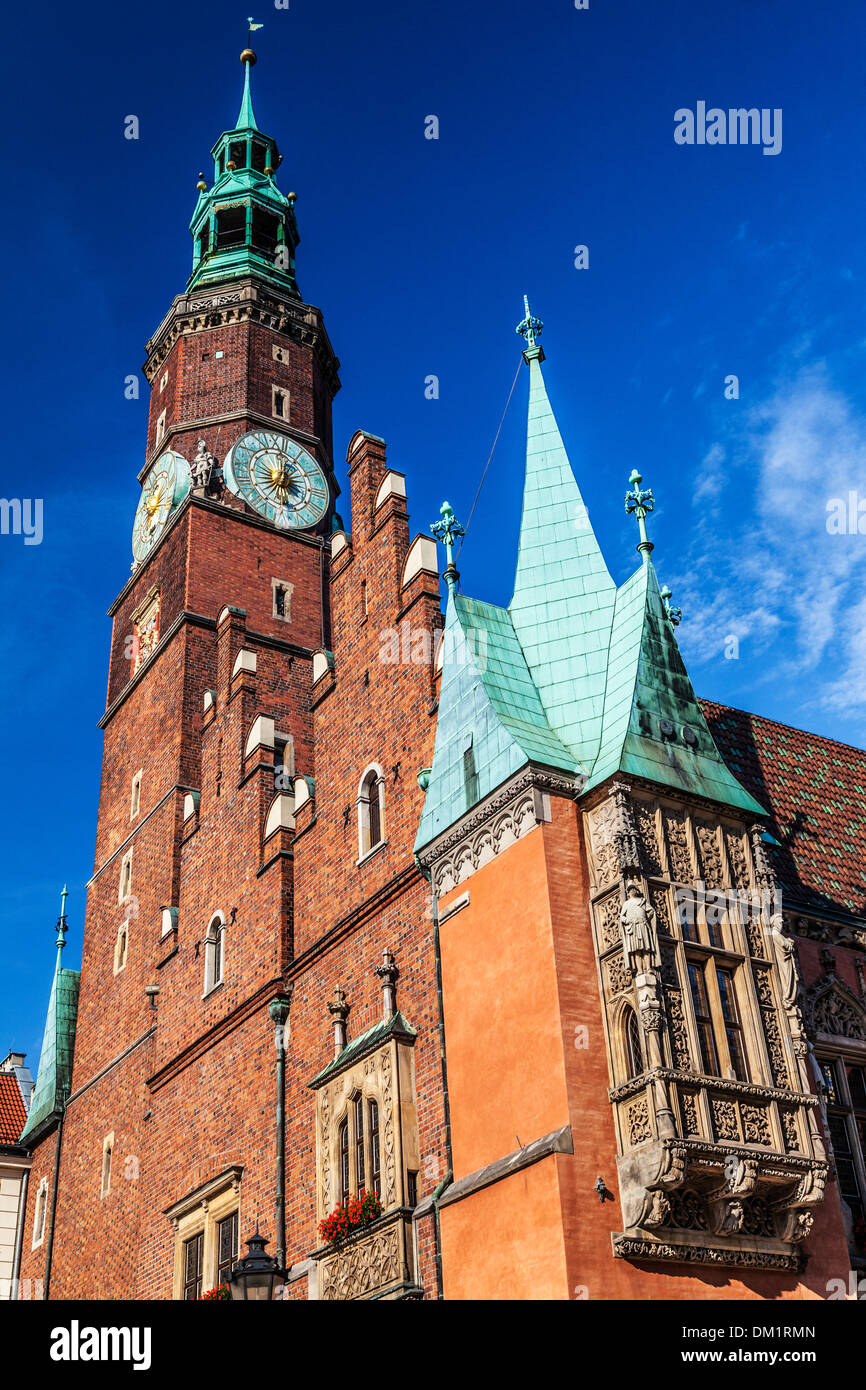 Die Südwestecke des neugotischen Rathaus oder Ratusz Breslauer Markt Platz. Stockfoto
