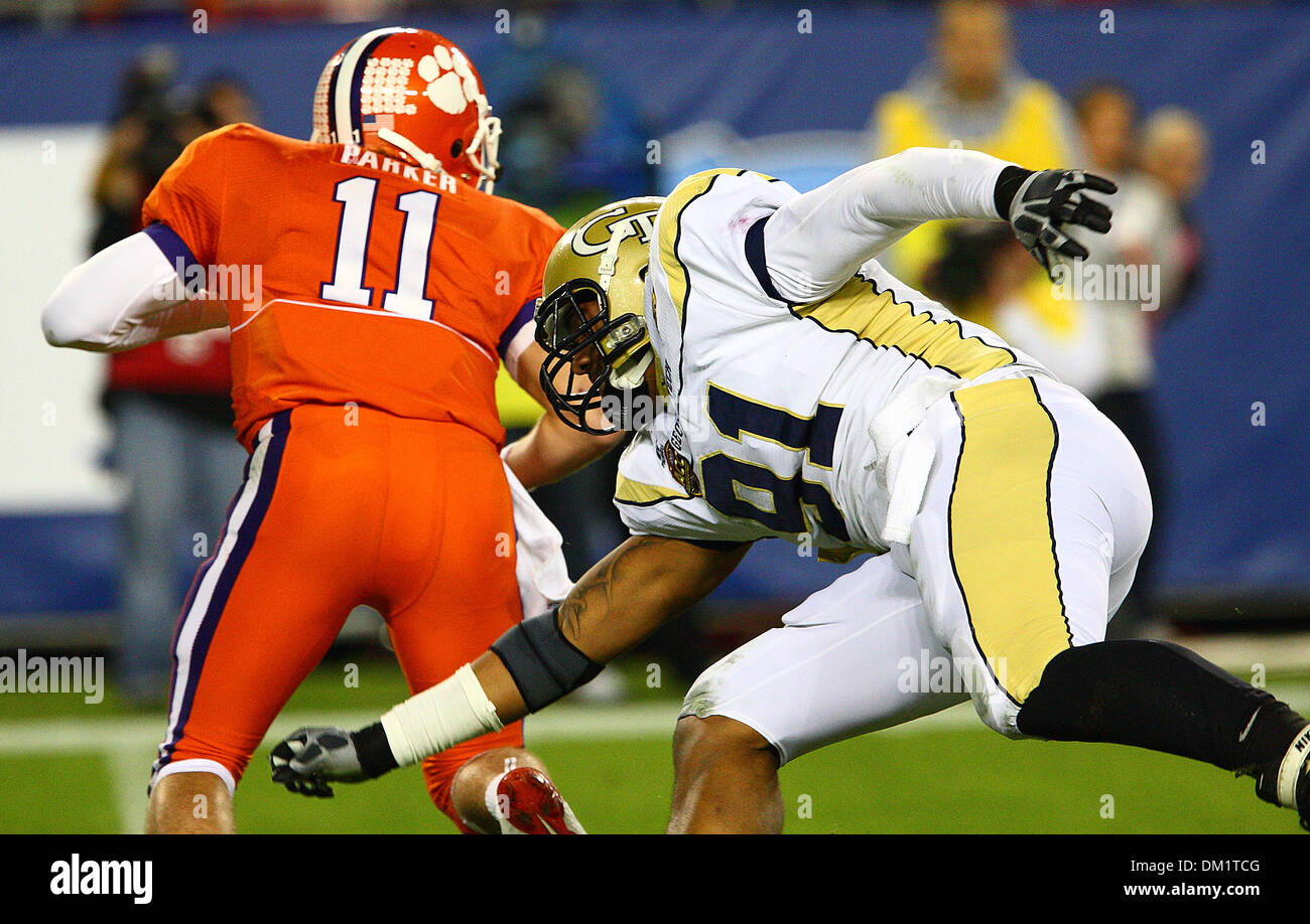 Clemson Quarterback Kyle Parker #11 vermeidet in Angriff genommen in der ersten Hälfte des Dr. Pfeffer Atlantic Coast Conference Meisterschaft Fußballspiels zwischen der Georgia Tech Yellow Jackets und der Clemson Tigers im Raymond James Stadium in Tampa, FL. gespielt wird (Credit-Bild: © Chris Grosser/Southcreek Global/ZUMApress.com) Stockfoto