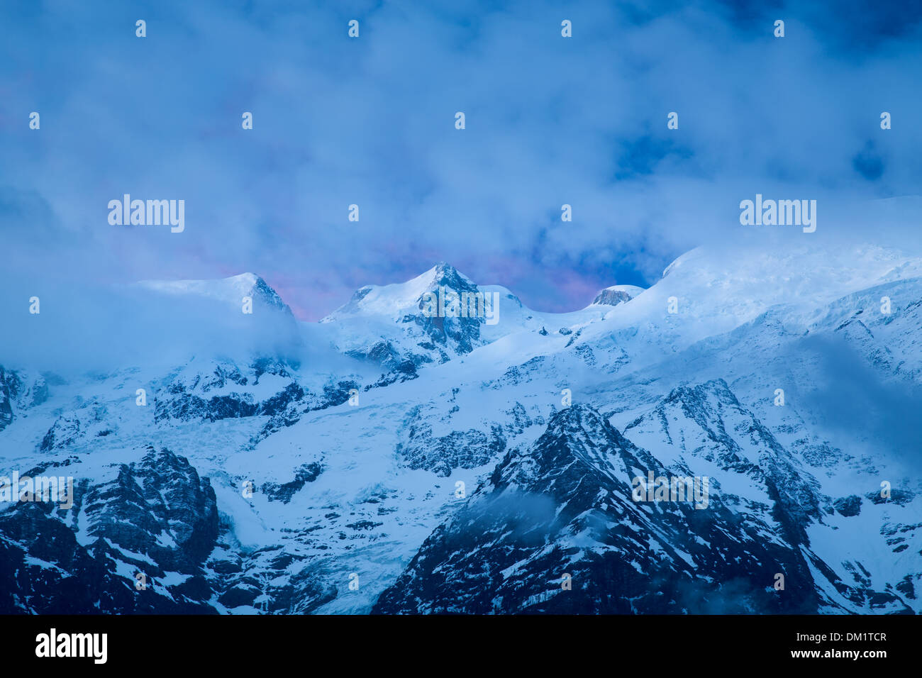 Mont Blanc erscheinen durch die Wolken, Les Alpen, Haute-Savoie, Frankreich Stockfoto